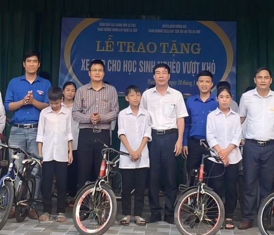 Ảnh của Thầy giáo miệt mài gieo chữ, gieo tâm cho học trò dân tộc vùng biên Hà Tĩnh